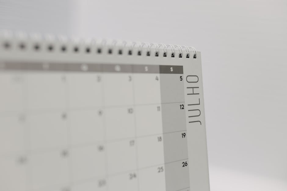 Un paysagiste assis à son bureau consulte un agenda peu rempli, illustrant le manque de demandes dû à l’absence de présence en ligne.